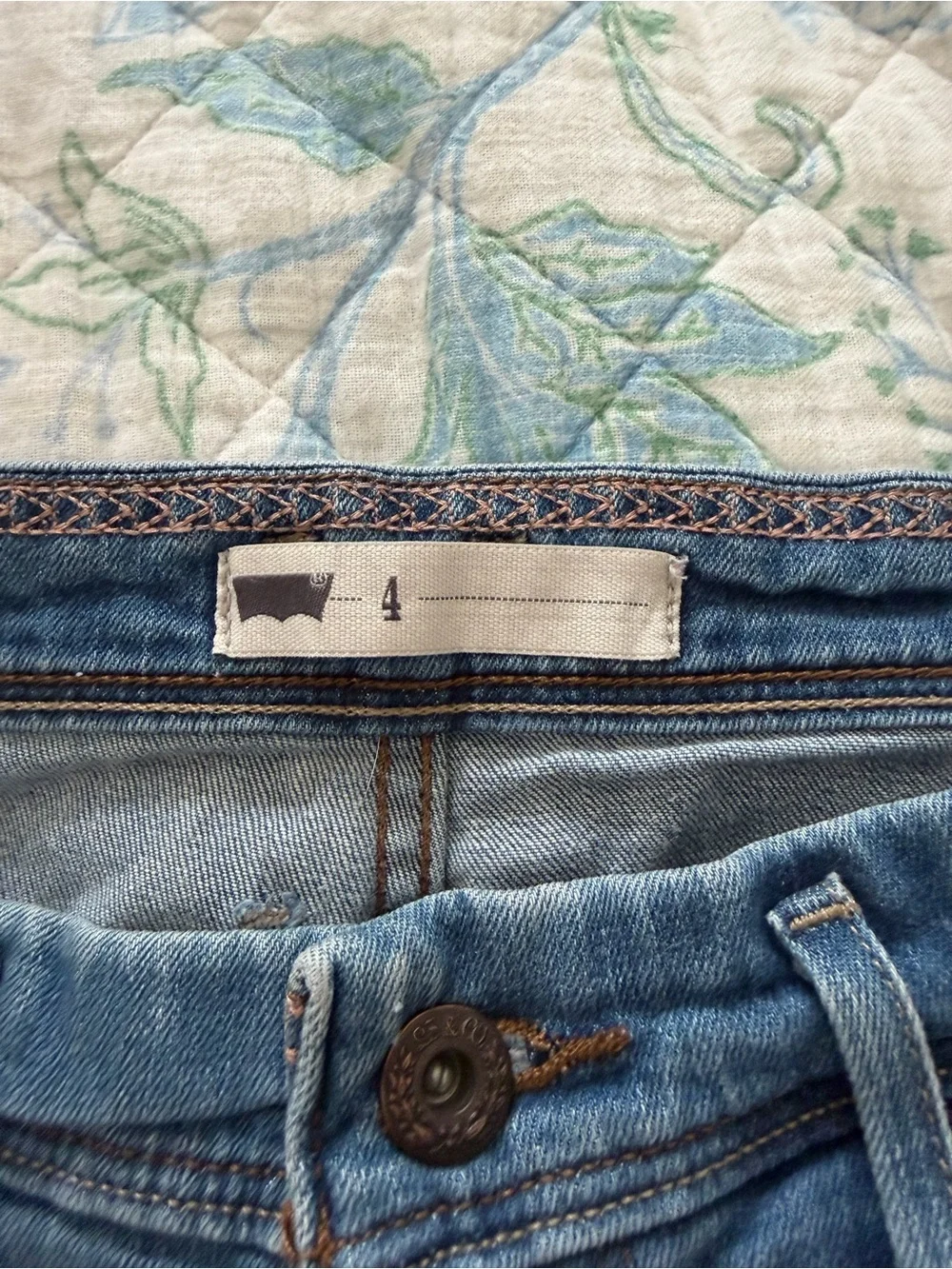 Levi's blue classic mid length denim shorts size 4
